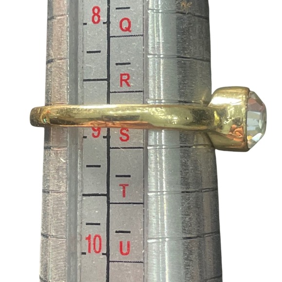 Vintage Gold Tone Metal Rhinestone Solitaire Ring Size 9 Clear Bezel Set Classic - Picture 6 of 6